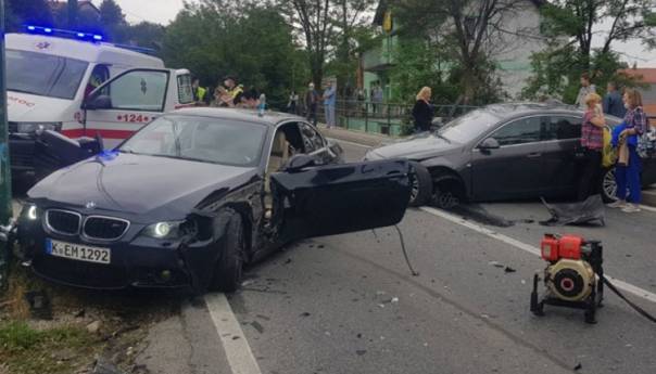 Sudar u Vogošći: Vatrogasci sjekli lim da bi izvukli vozača