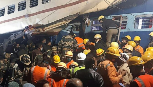 Sudar vozova u Indiji: 50 ljudi poginulo, 350 ozlijeđenih