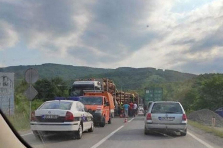 Sudarila se dva kamiona, građa se rasula po putu