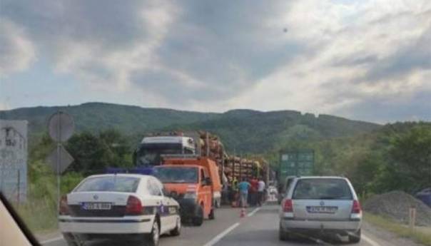 Sudarila se dva kamiona, građa se rasula po putu