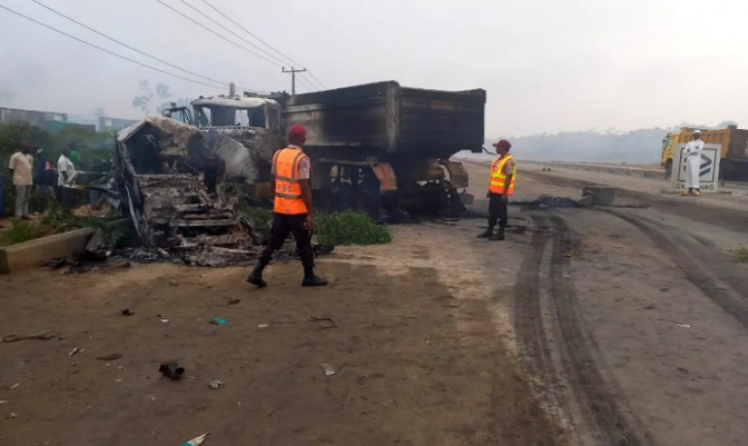 Sudarili se autobus i kamion: Poginulo 16 osoba