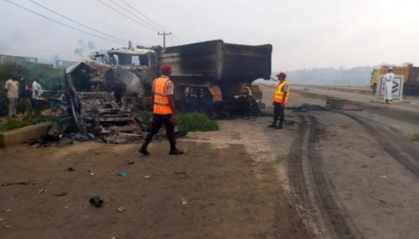 Sudarili se autobus i kamion: Poginulo 16 osoba