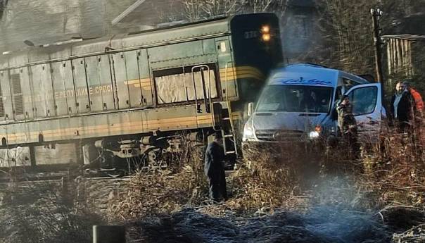 Sudarili se voz i minibus u Srebreniku, jedna osoba povrijeđena
