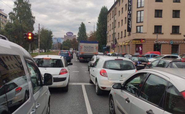 Suh i mjestimično vlažan kolovoz, moguća poledica u jutarnjim satima