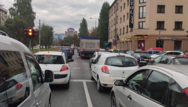 Suh i mjestimično vlažan kolovoz, moguća poledica u jutarnjim satima