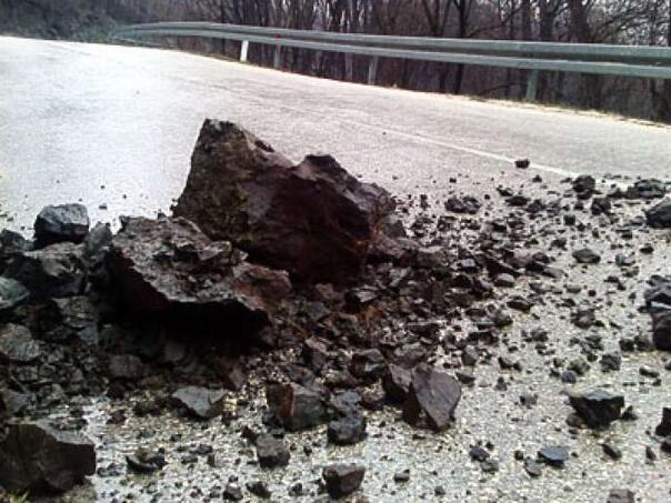Suh i mjestimično vlažan kolovoz, oprez zbog učestalih odrona i magle