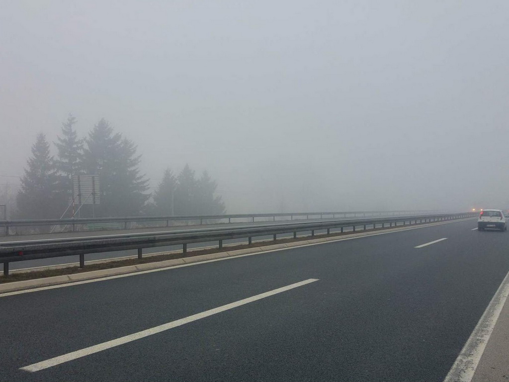 Suh ili mjestimično vlažan kolovoz, smanjena vidljivost zbog magle