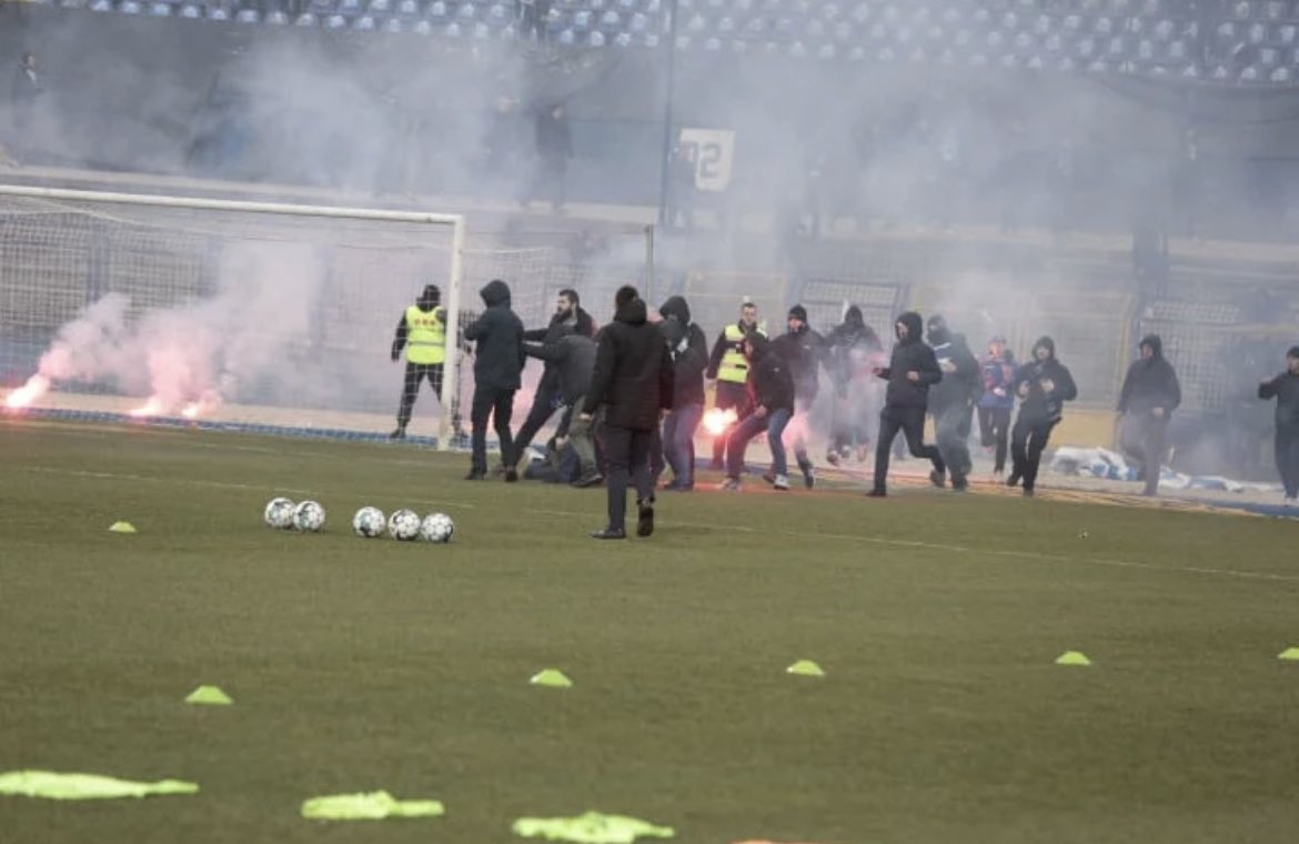 Sukob navijača Sarajeva i Željezničara prije početka derbija