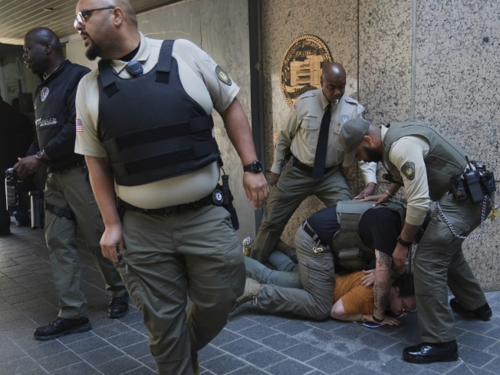 Sukob policije i demonstranata u Los Angelesu: Privedeno više od 40 osoba