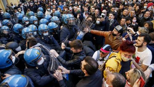 Sukob ugostitelja sa policijom ispred zgrade parlamenta Italije