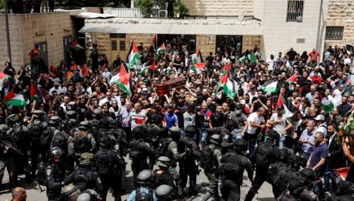 Sukobi izraelske policije i Palestinaca tokom sahrane novinarke Al Jazeere