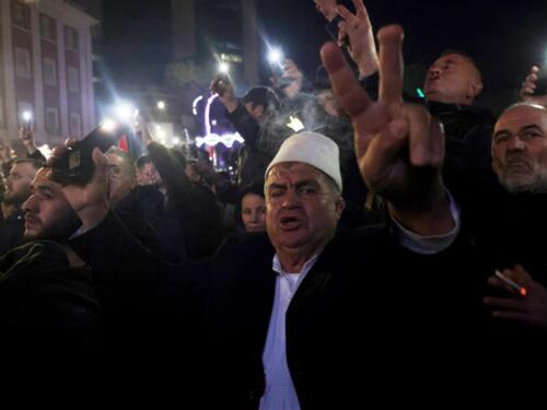 Sukobi u Tirani: Demonstranti bacali brašno na zgradu vlade
