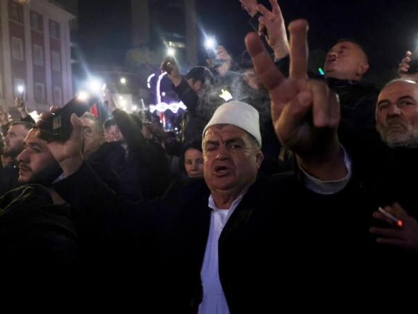 Sukobi u Tirani: Demonstranti bacali brašno na zgradu vlade