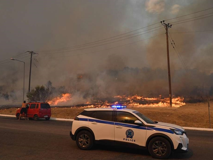 Šumski požar bjesni u blizini Atine, nove evakuacije