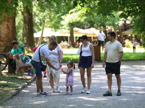 Sunčana nedjelja izmamila građane na Vrelo Bosne