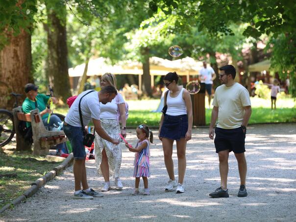Sunčana nedjelja izmamila građane na Vrelo Bosne