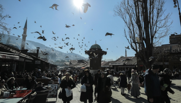 Sunčano vrijeme uz umjerenu naoblaku, poslijepodne kiša