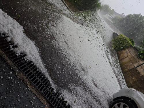 Superćelijska oluja pogodila Ljubljanu: Otežan saobraćaj, pljuskovi, grad...