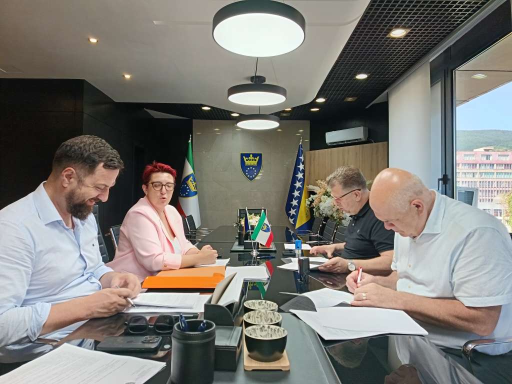 Sutra će biti isplaćen regres za oko 8.300 zaposlenih u institucijama i ustanovama u ZDK