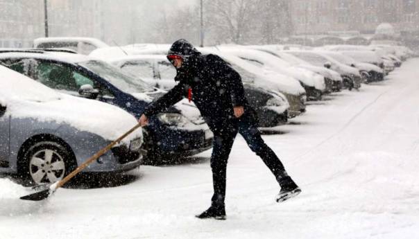 Sutra jače naoblačenje, poslijepodne i u noći na petak susnježica i snijeg