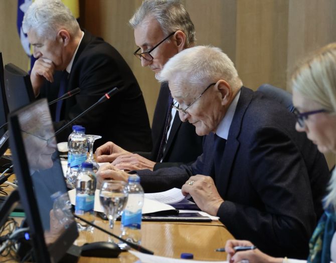 Sutra o smjenama Špirića, Košarca i Amidžića, SNSD najavio dolazak