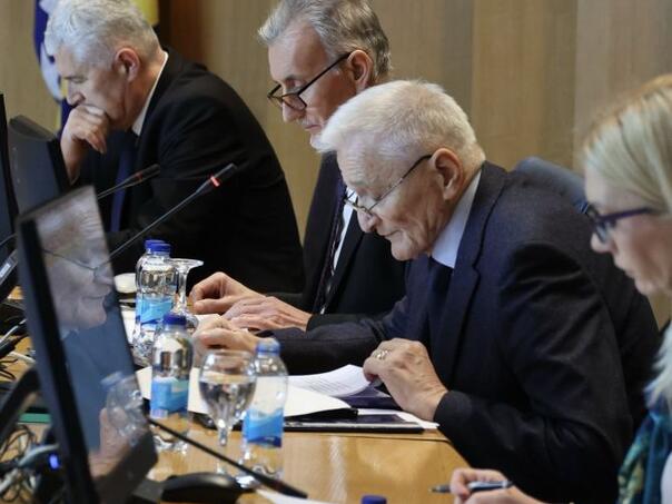 Sutra o smjenama Špirića, Košarca i Amidžića, SNSD najavio dolazak