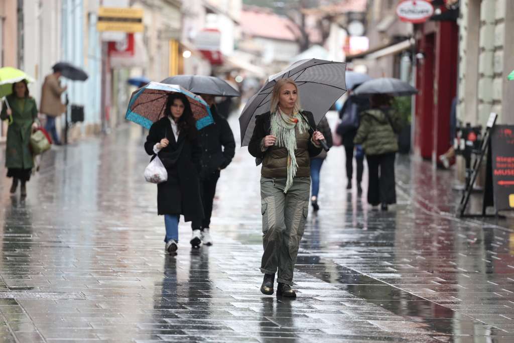 Sutra oblačno s kišom i pljuskovima, na vrhovima planina sa snijegom