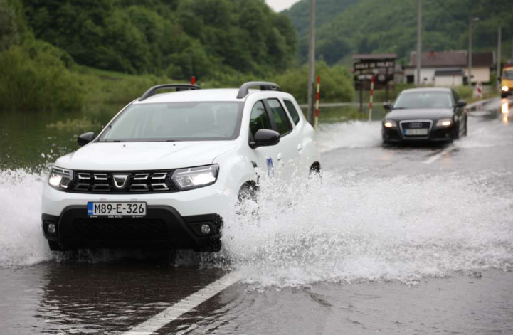 Sutra oblačno sa kišom i pljuskovima, u srednjoj Bosni jači pljuskovi, moguća pojava bujica