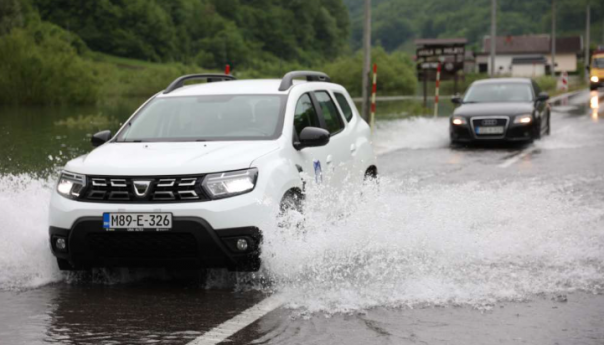 Sutra oblačno sa kišom i pljuskovima, u srednjoj Bosni jači pljuskovi, moguća pojava bujica
