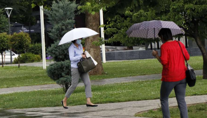 Sutra oblačno sa slabom kišom, u večernjim satima susnježica i snijeg u planinskim predjelima