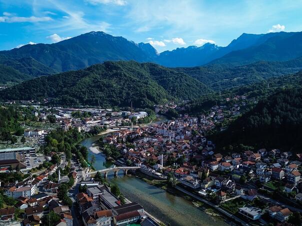 Sutra pretežno oblačno sa kišom i lokalnim pljuskovima
