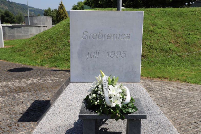Sutra u 12 sati oglasit će se sirene u znak sjećanja na žrtve genocida u Srebrenici