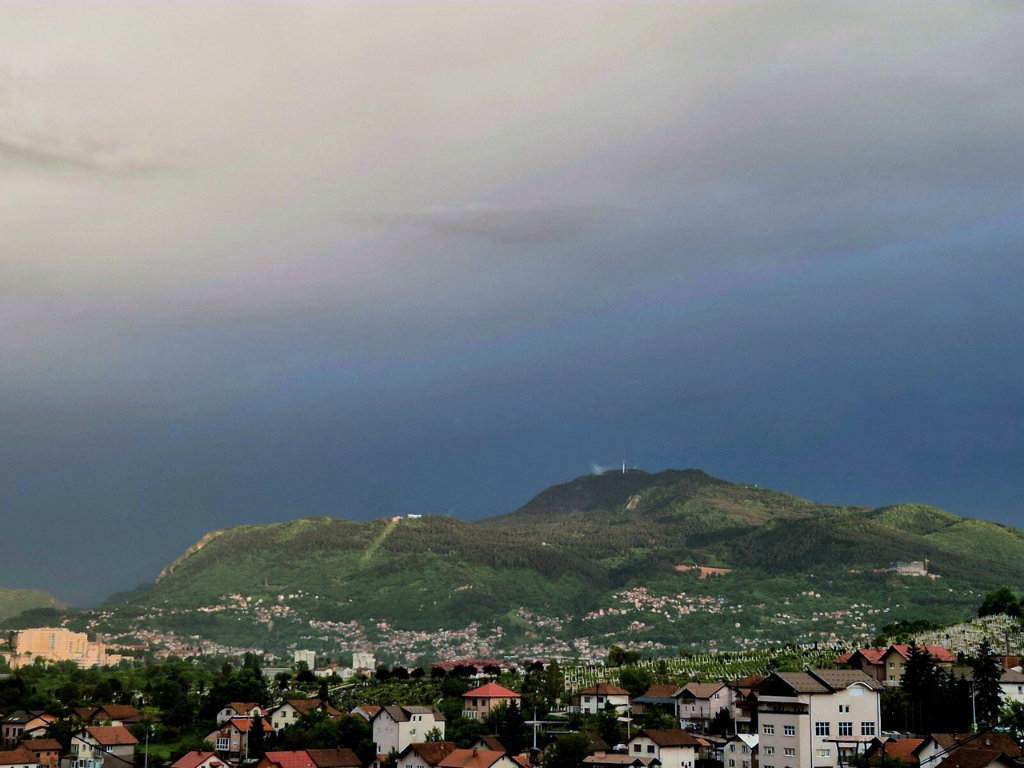 Sutra u BiH pretežno oblačno i nestabilno vrijeme sa kišom, pljuskovima i grmljavinom