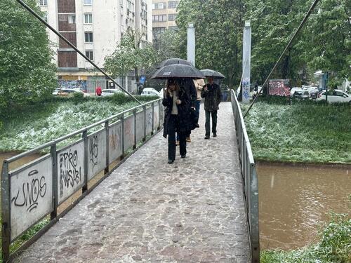 Sutra umjereno do pretežno oblačno s kišom, na planinama slab snijeg