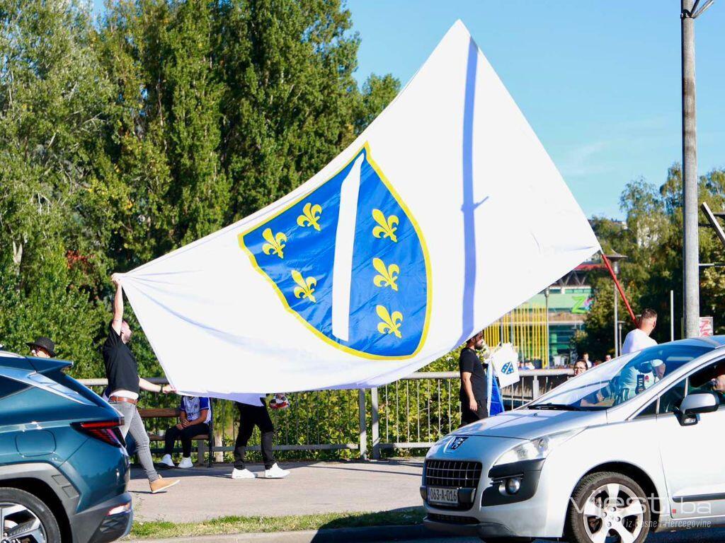 Sve je u znaku ljiljana: Navijači masovno stižu u Zenicu