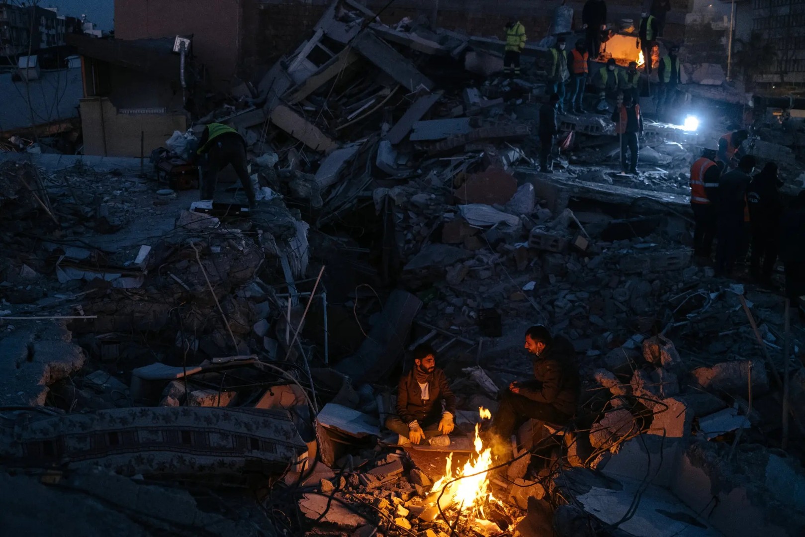 Sve manje šanse da se nađu živi u ruševinama, ali se događa