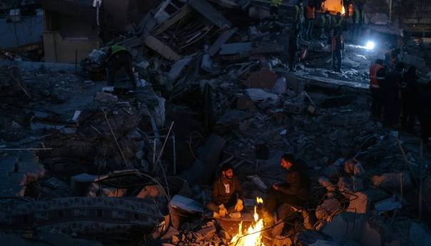 Sve manje šanse da se nađu živi u ruševinama, ali se događa