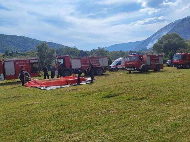 Sve veći požar kod Gacka, vatru gasi i helikopter