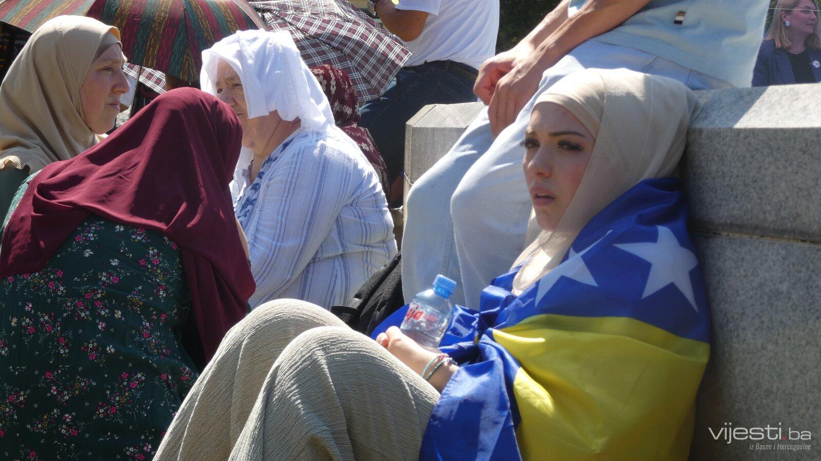 Sve više građana pristiže u MC Srebrenica, dženazi će prisustvovati desetine hiljada ljudi