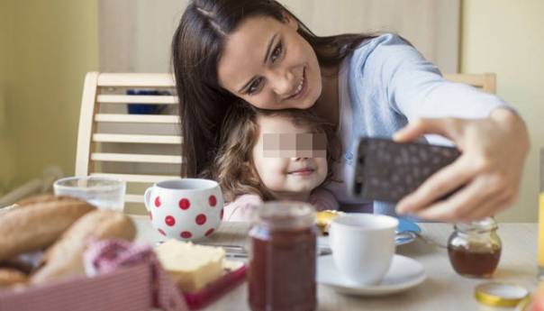 Sve više ljudi snima selfije sa djecom, a postoji i mračna strana tog trenda