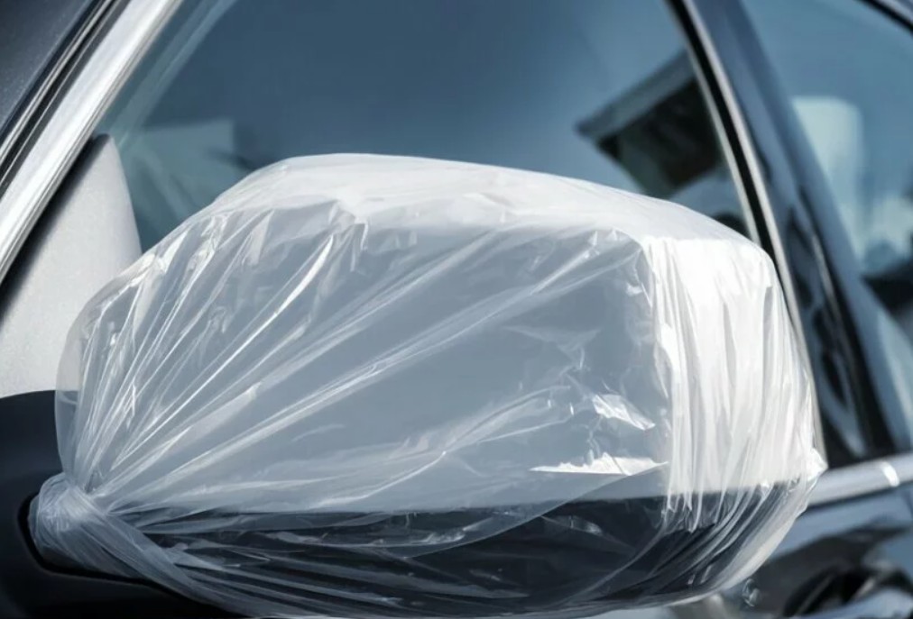 Sve više vozača prekriva retrovizore plastičnom vrećicom: Postoji dobar razlog