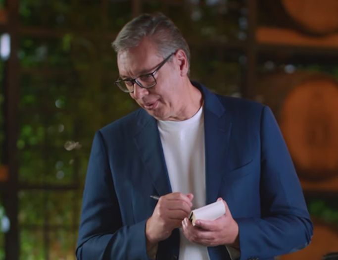 Sve za vlast: Vučić kao konobar u izbornom spotu