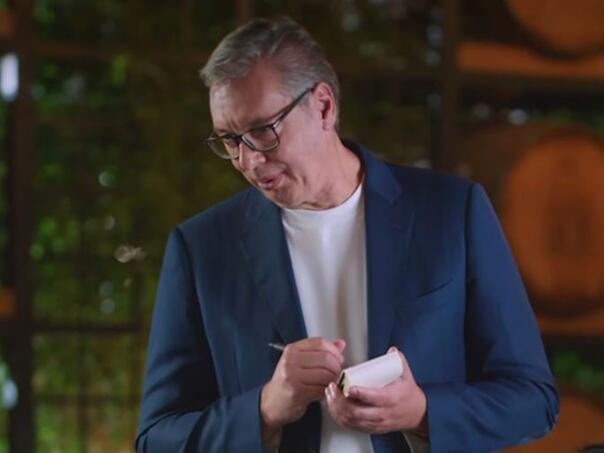Sve za vlast: Vučić kao konobar u izbornom spotu