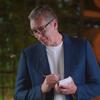 Sve za vlast: Vučić kao konobar u izbornom spotu