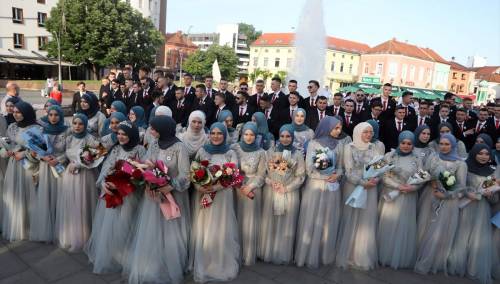 Svečani defile 347. generacije maturanata Behram-begove medrese