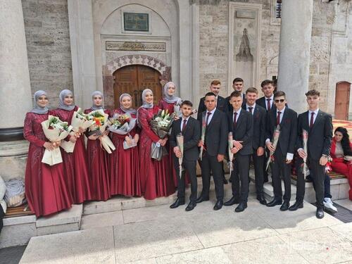 Svečani defile: Učenici medrese otvorili sezonu matura u Banjoj Luci