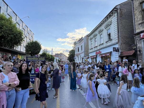 Svečanim defileom, dječjim balom i izložbom slika otvorene 18. Travničke večeri