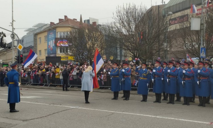 Svečanim defileom kroz centar Banja Luke obilježen neustavni 'Dan RS'