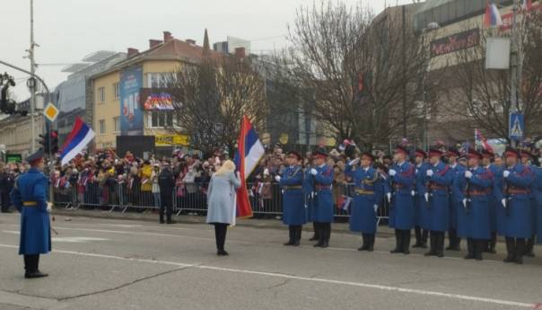Svečanim defileom kroz centar Banja Luke obilježen neustavni 'Dan RS'
