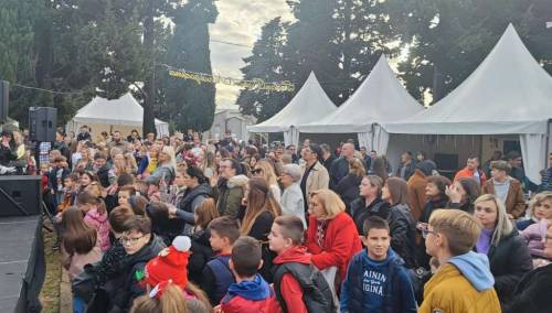 Svečano otvoren Advent u Neumu